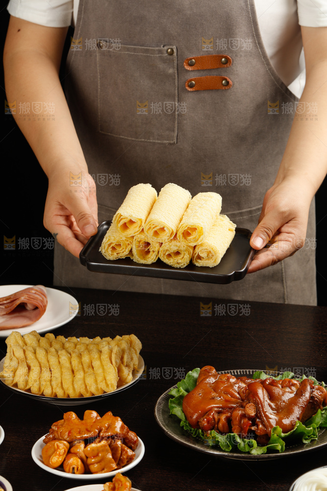 深底上的螺蛳粉食材
