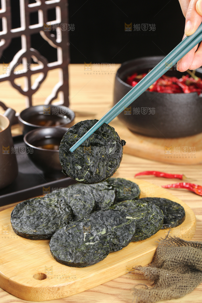 木底上的压缩海带丝