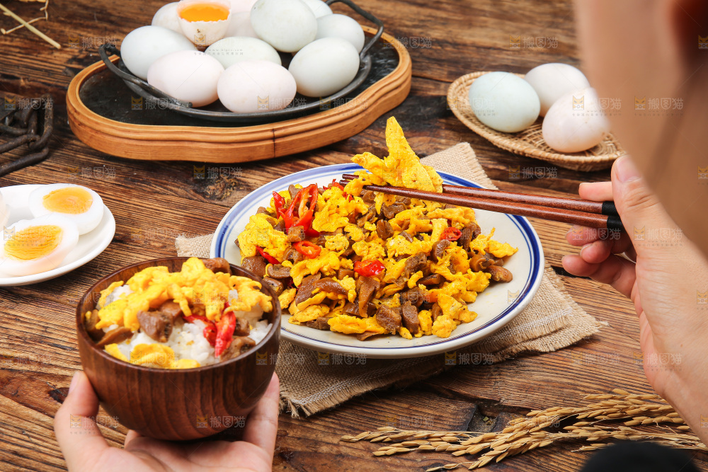 盘子里的鸭蛋炒咸菜