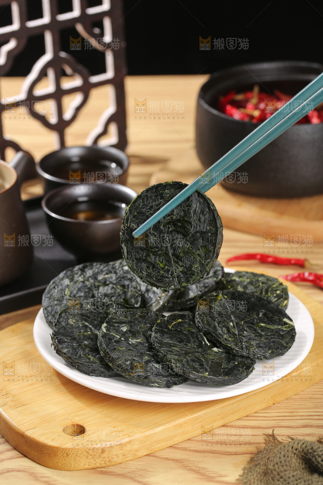 木底上的压缩海带丝
