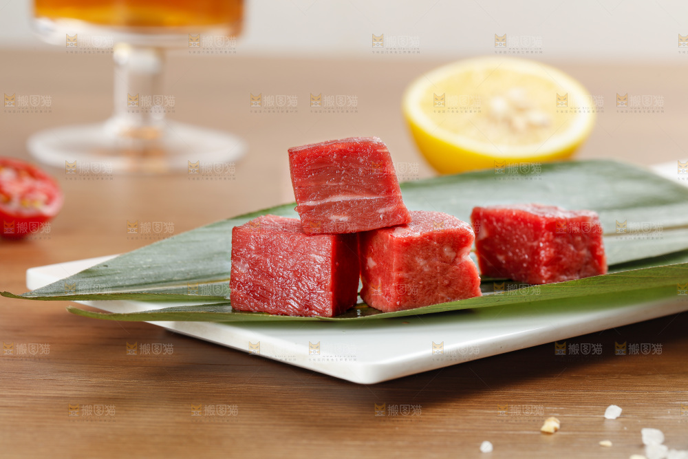 深底上的牛肉粒