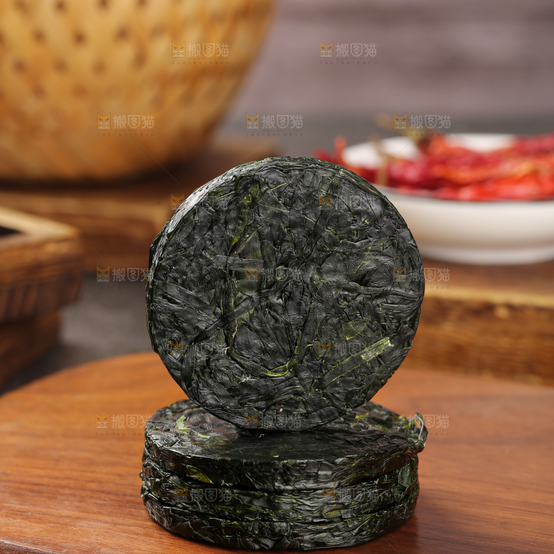 木底上的压缩海带丝