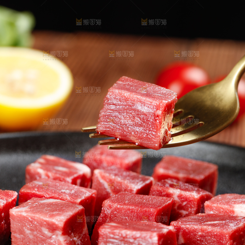 深底上的牛肉粒