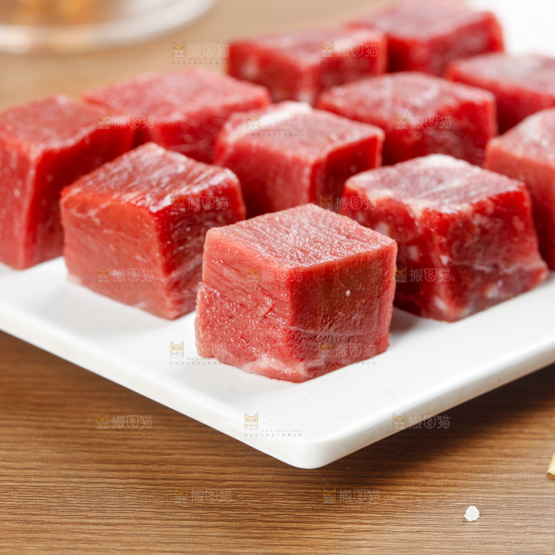深底上的牛肉粒