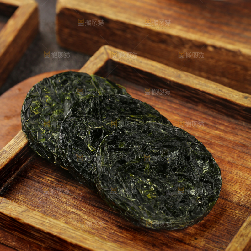 木底上的压缩海带丝