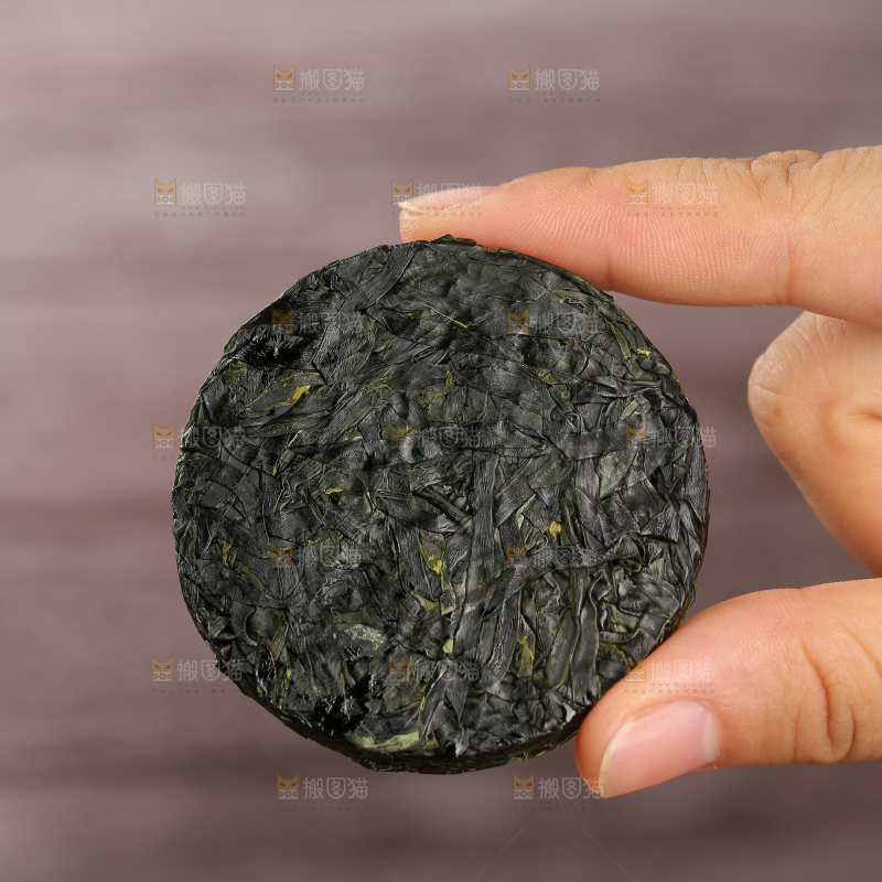 木底上的压缩海带丝