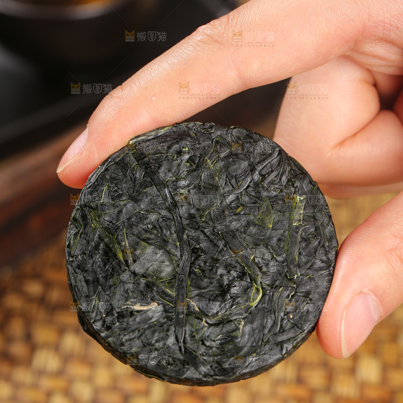 木底上的压缩海带丝