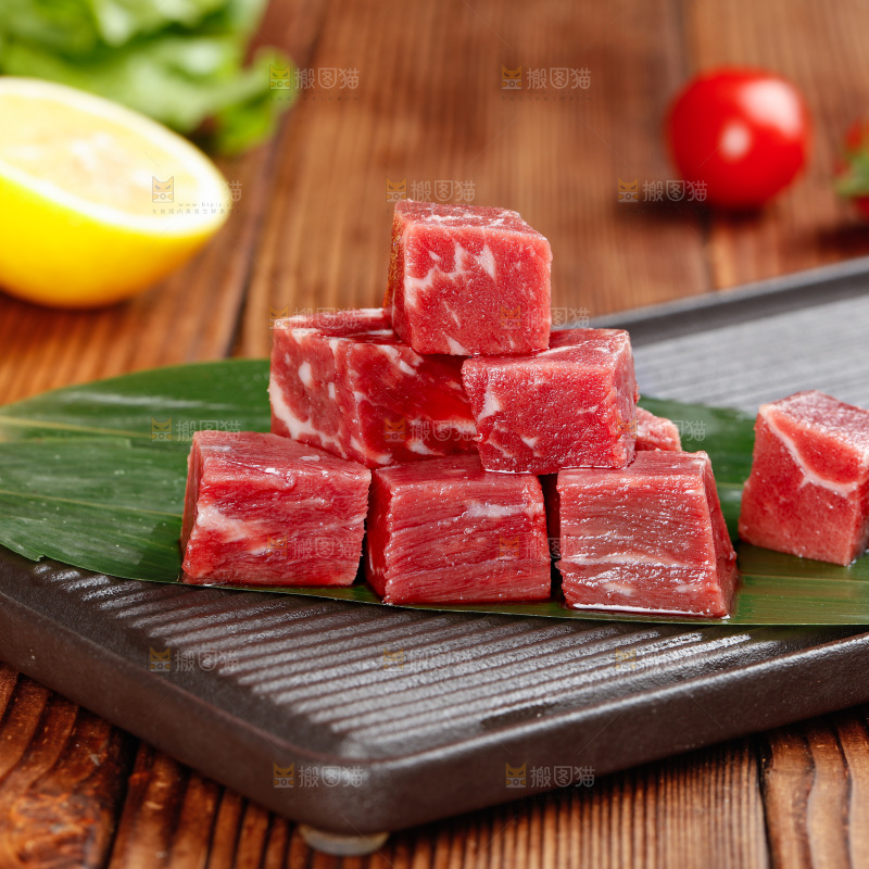 深底上的牛肉粒