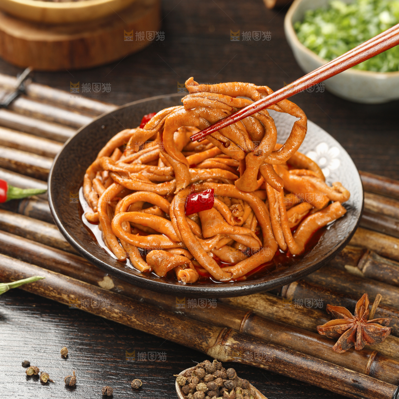 深底上的卤鸭肠