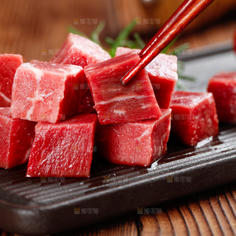 深底上的牛肉粒