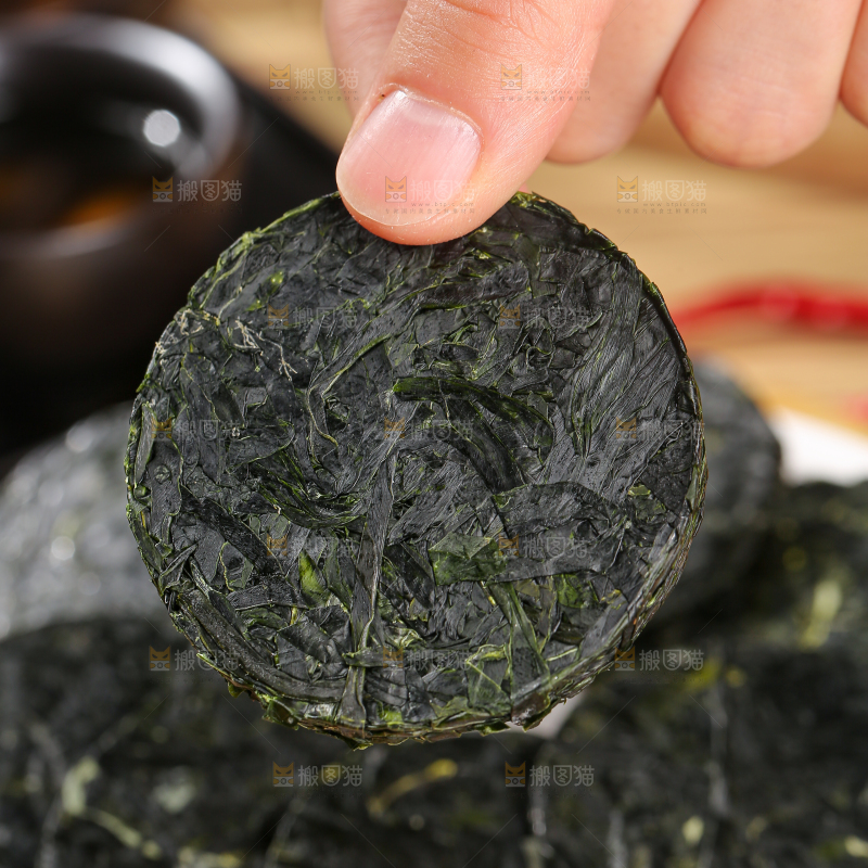 木底上的压缩海带丝