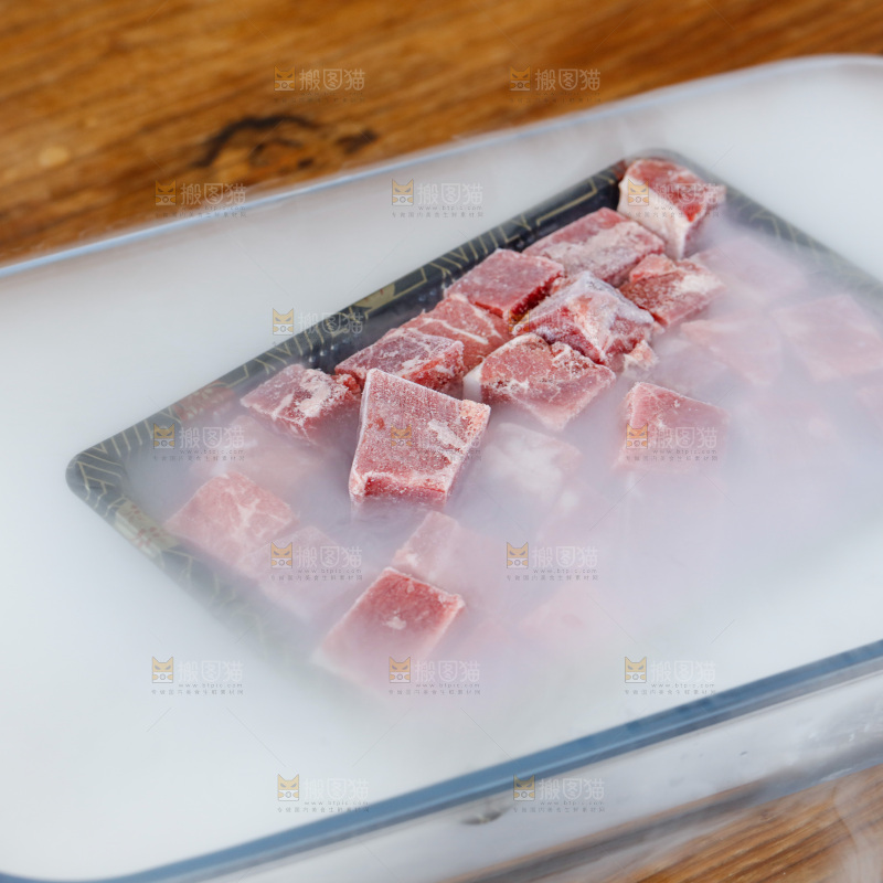 深底上的牛肉粒