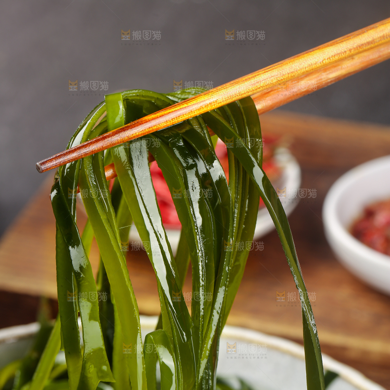 木底上的压缩海带丝