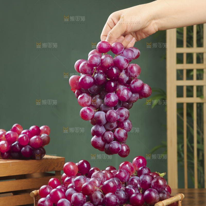 木底上的玻璃翠红提