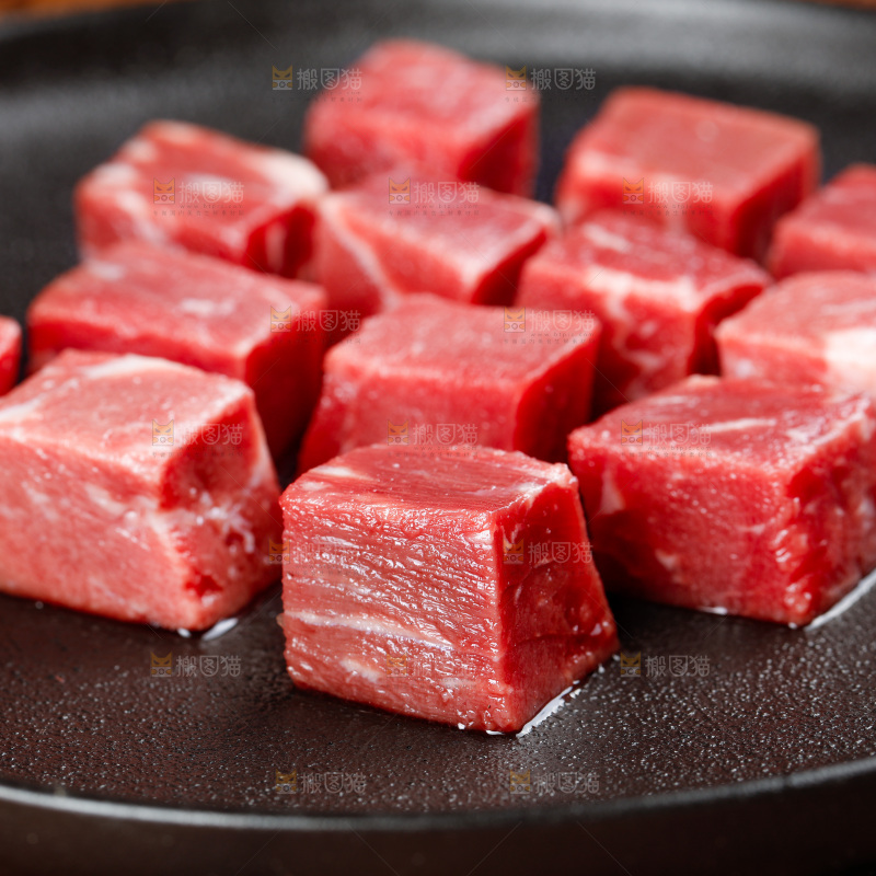深底上的牛肉粒