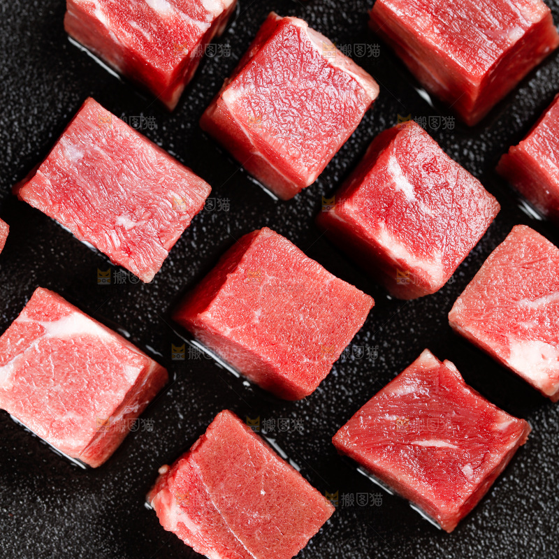 深底上的牛肉粒