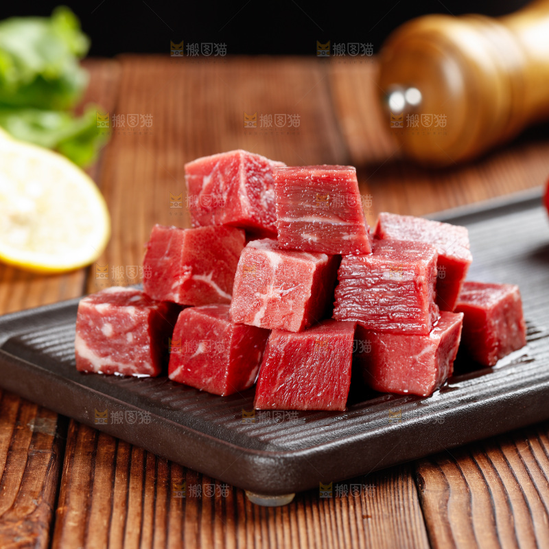 深底上的牛肉粒