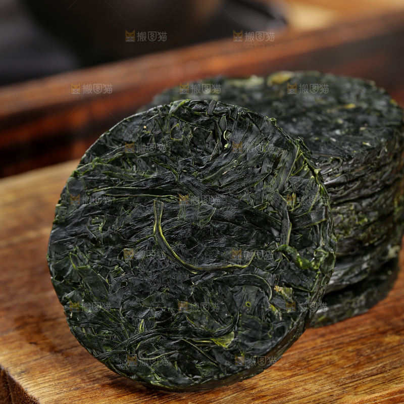 木底上的压缩海带丝