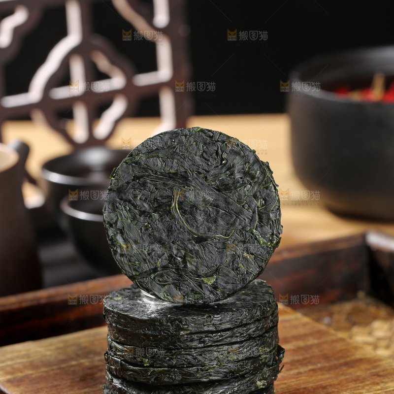 木底上的压缩海带丝