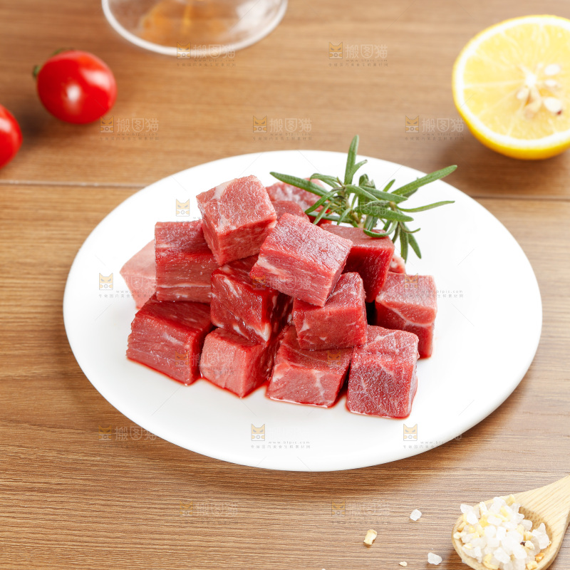 深底上的牛肉粒