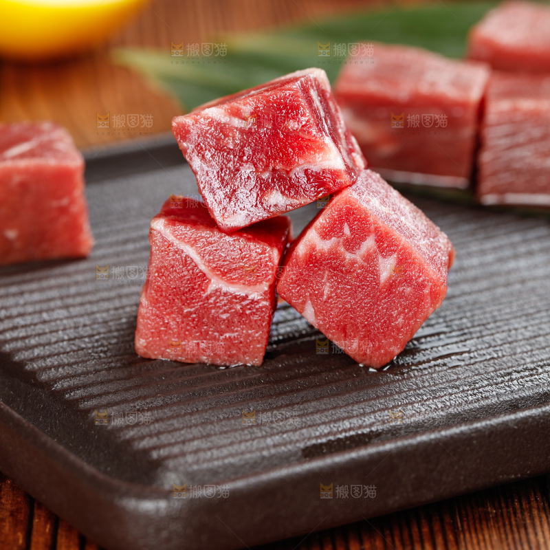 深底上的牛肉粒