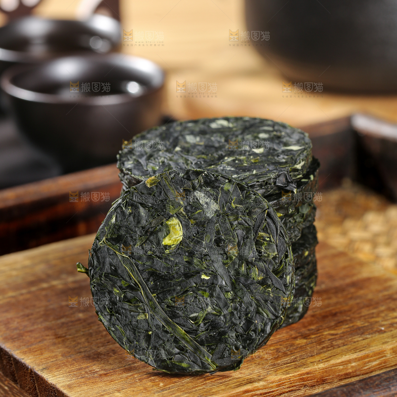 木底上的压缩海带丝