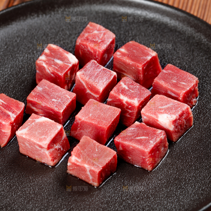 深底上的牛肉粒