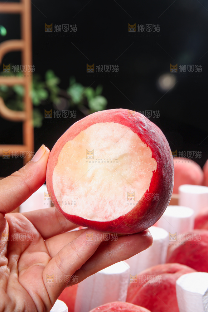 木底上的红脆桃