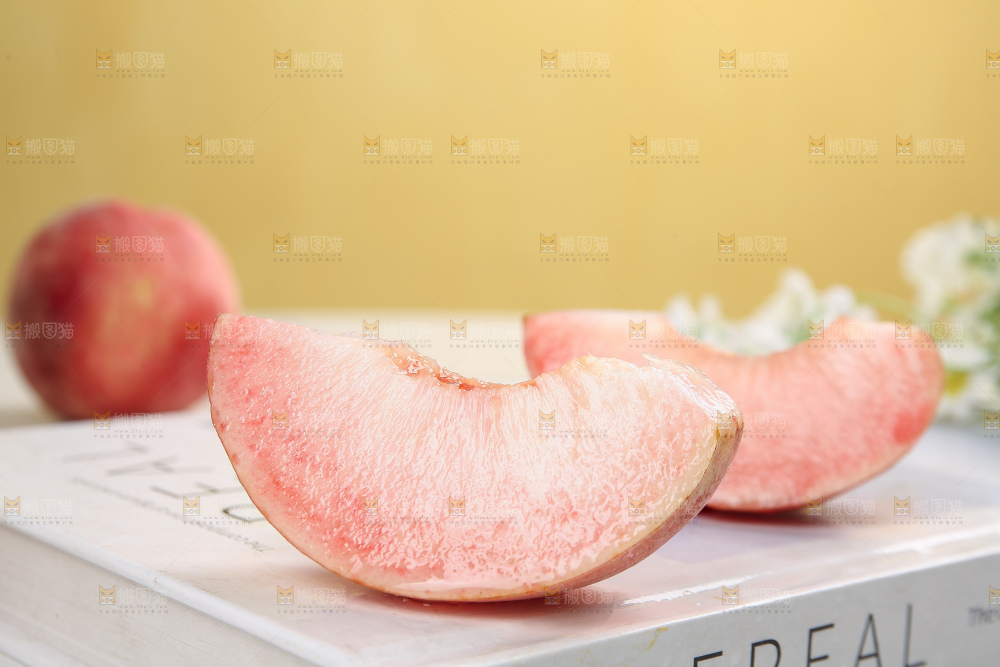 浅底上的红脆桃