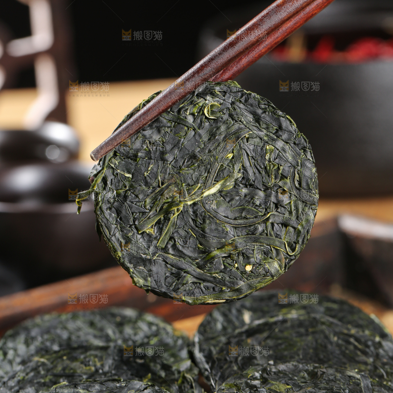木底上的压缩海带丝