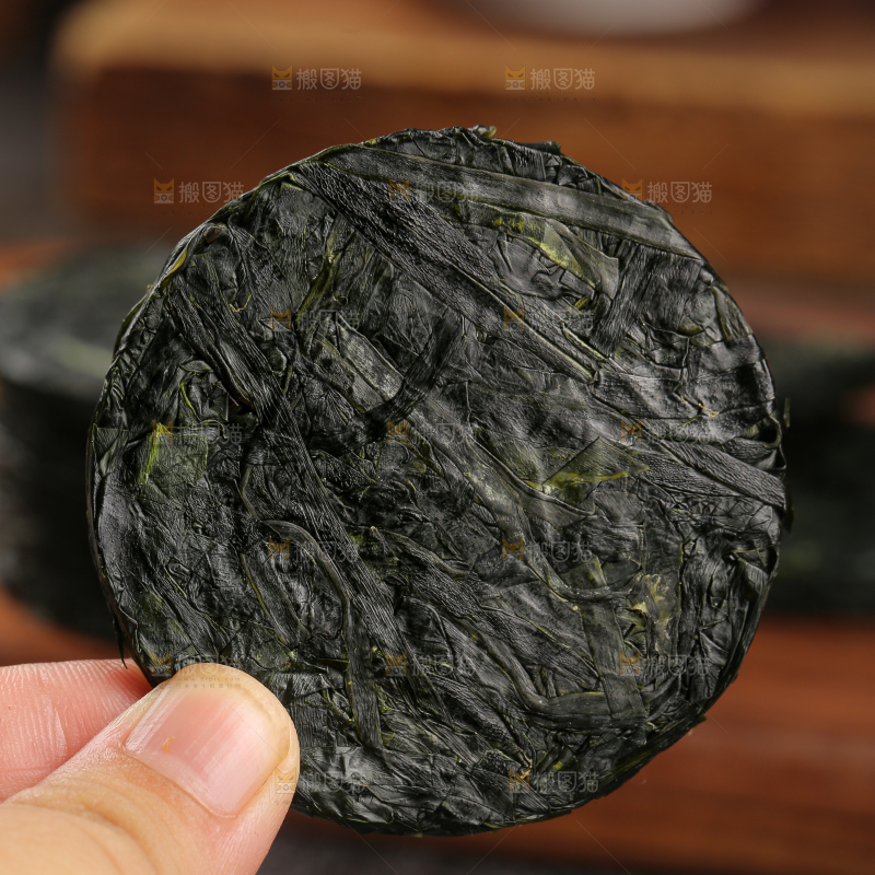 木底上的压缩海带丝
