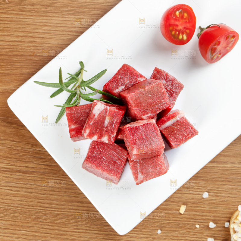 深底上的牛肉粒