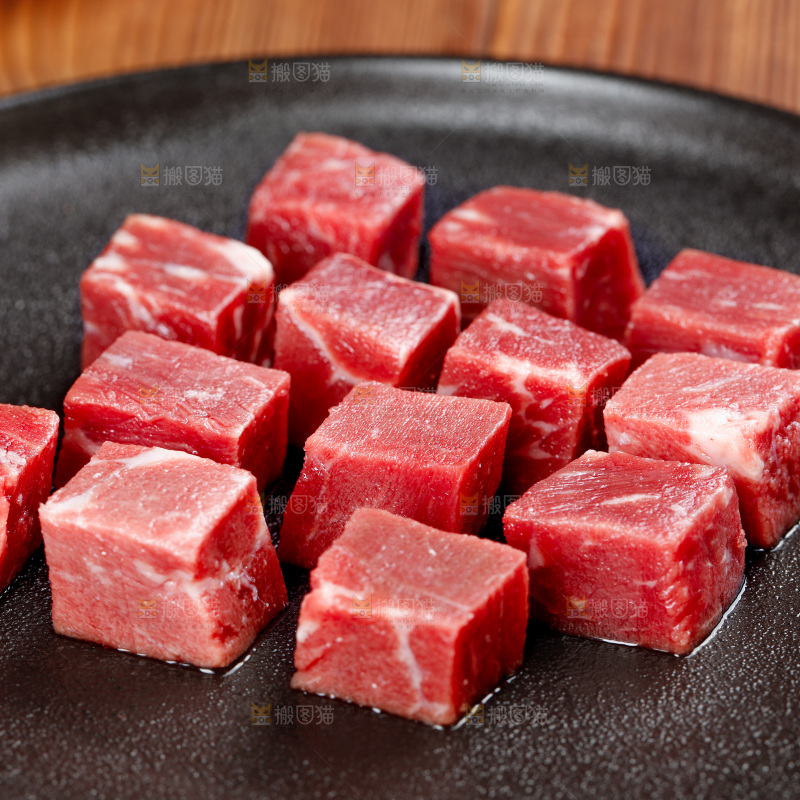 深底上的牛肉粒