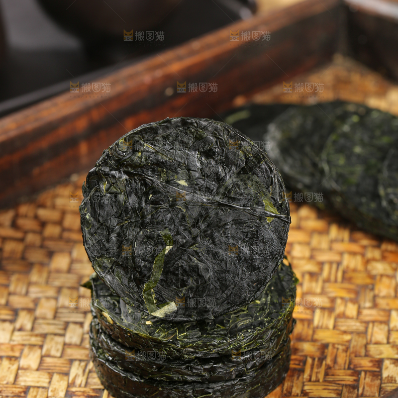 木底上的压缩海带丝