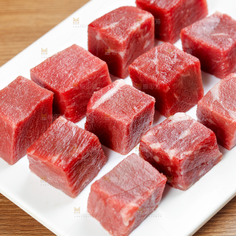深底上的牛肉粒