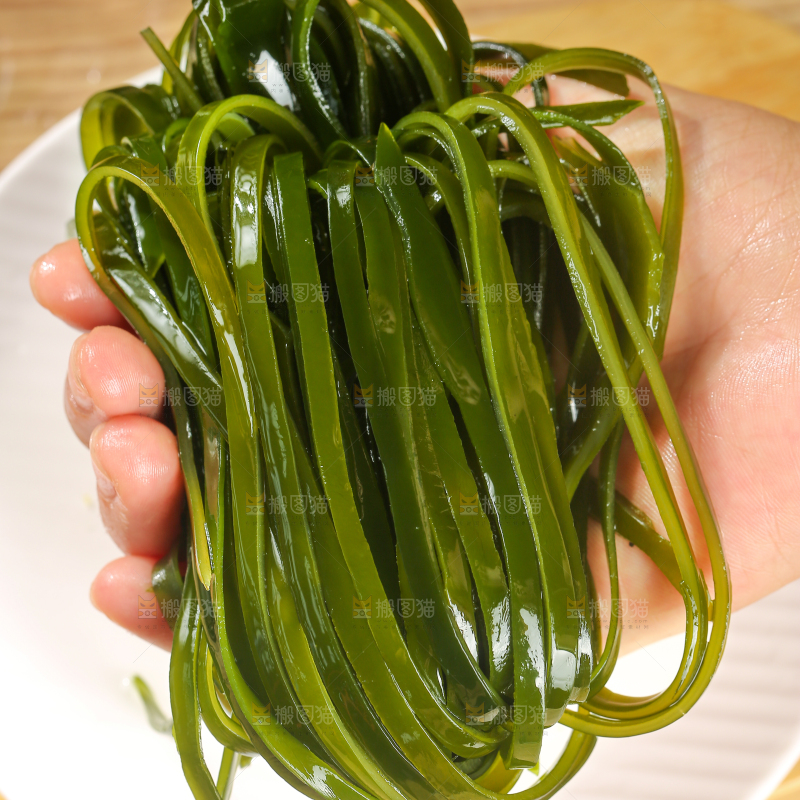 木底上的压缩海带丝