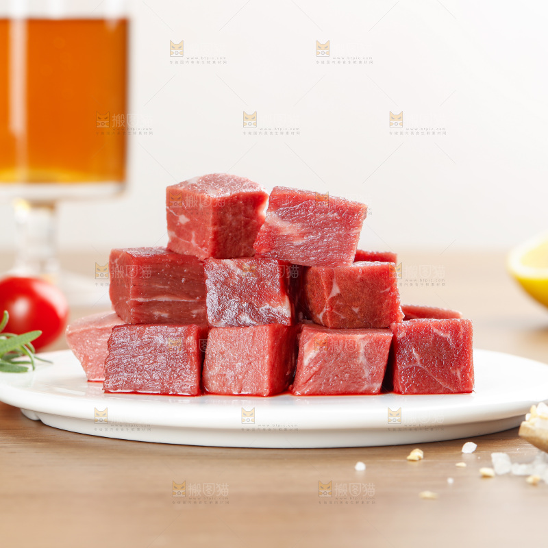 深底上的牛肉粒