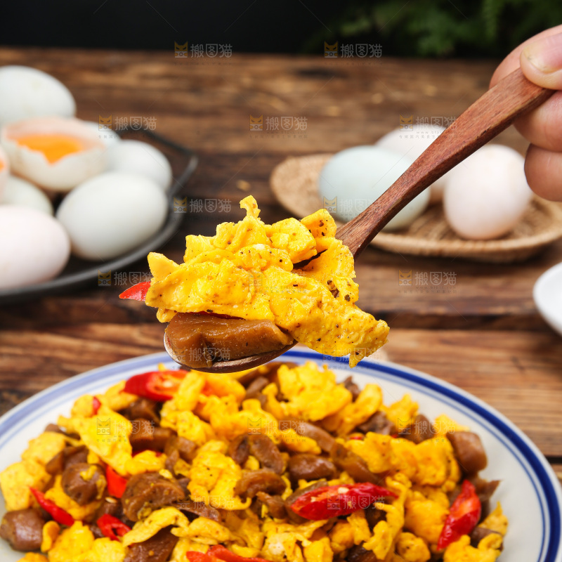 盘子里的鸭蛋炒咸菜