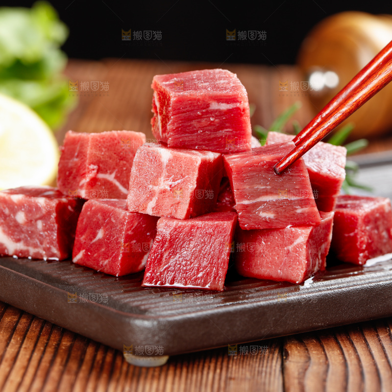 深底上的牛肉粒
