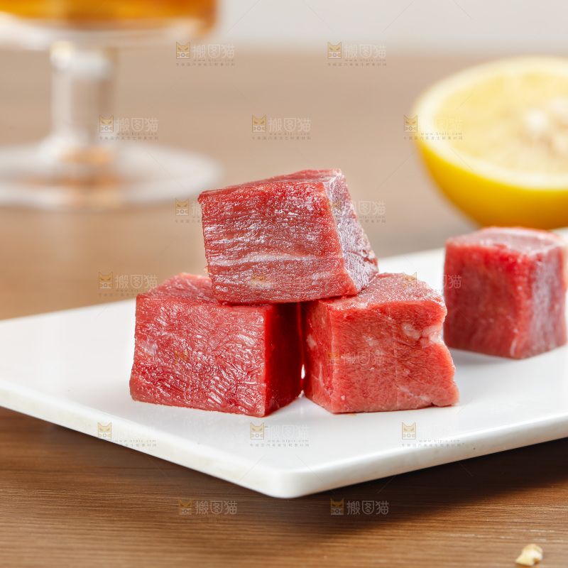 深底上的牛肉粒