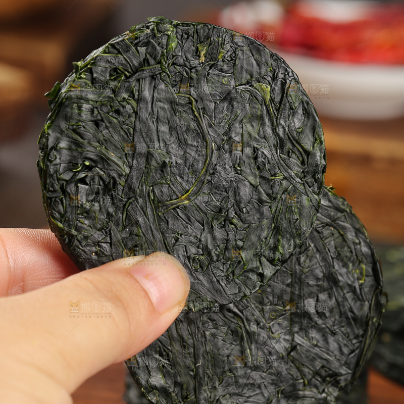 木底上的压缩海带丝