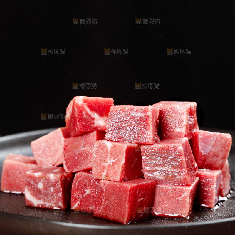 深底上的牛肉粒