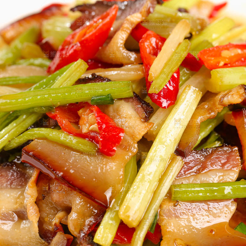 盘子里的腊肉炒芹菜