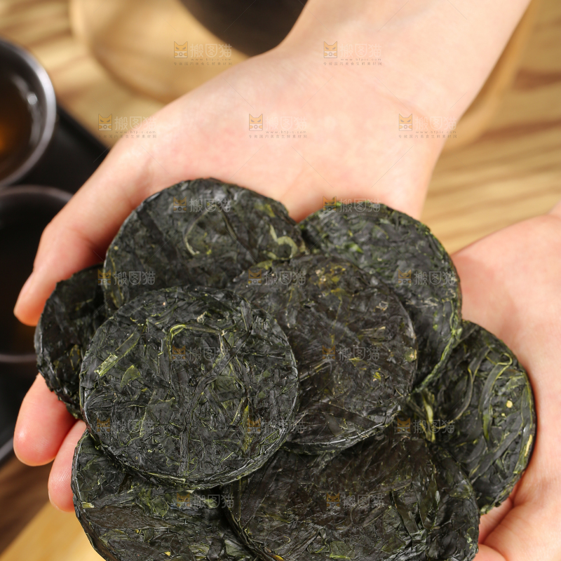 木底上的压缩海带丝