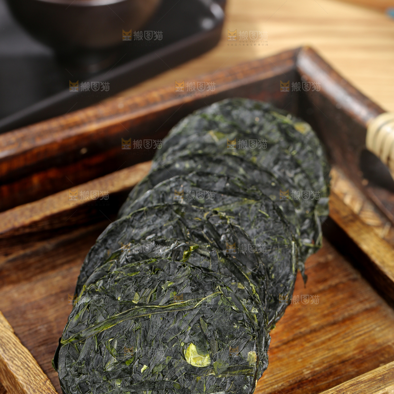 木底上的压缩海带丝