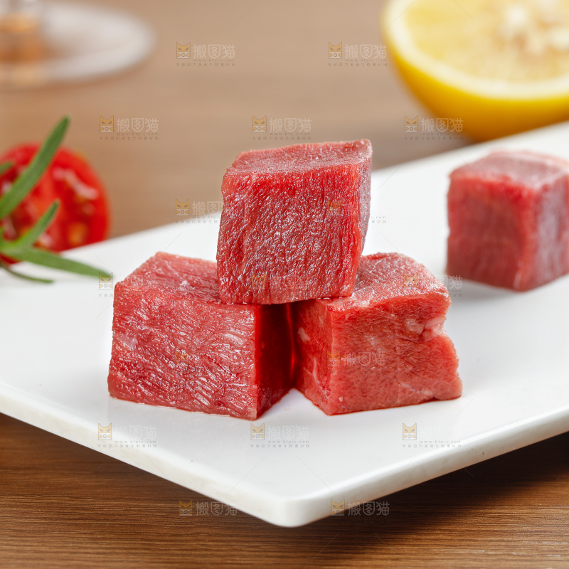 深底上的牛肉粒
