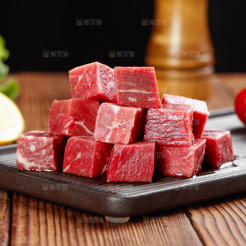 深底上的牛肉粒