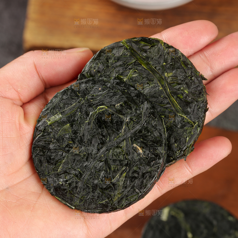 木底上的压缩海带丝