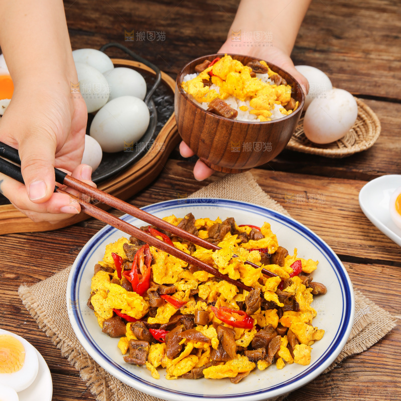 盘子里的鸭蛋炒咸菜