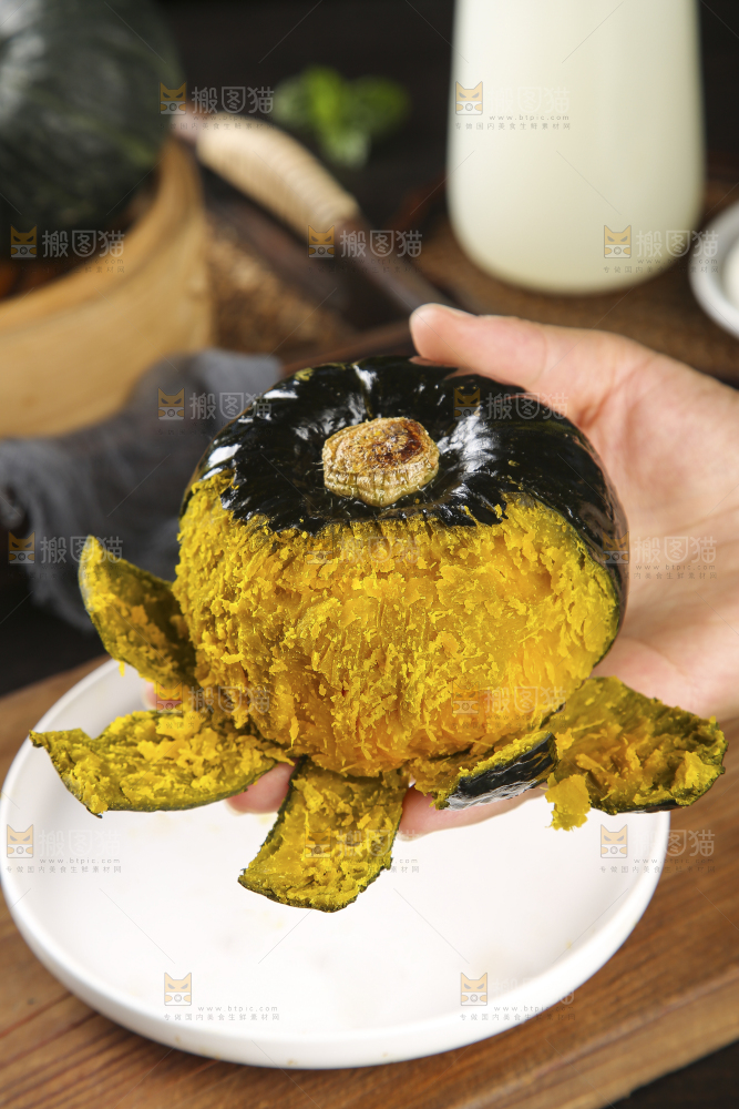 木底上的贝贝南瓜